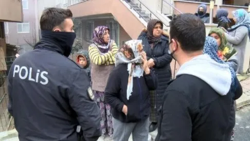 sancaktepede-dehsete-dusuren-olay-karisiyla-tartisip-4-cocugu-icerdeyken-evi-atese-verdi-1640682336094.jpg Sancaktepe’de dehşete düşüren olay! Karısıyla tartışıp 4 çocuğu içerdeyken evi ateşe verdi - 3