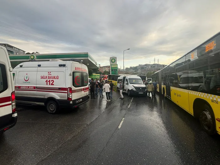 Avcılar'da İETT otobüsü park halindeki araçlara çarptı - 2