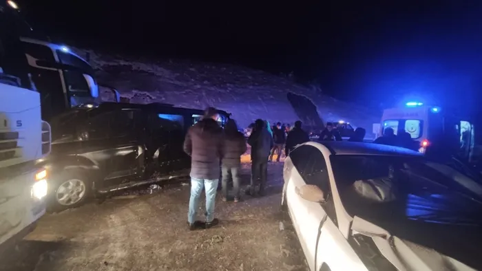 kar-ve-buzlanma-sonrasi-d100de-feci-kaza-8-arac-birbirine-girdi-9-yarali-1642888746525.jpg Kar ve buzlanma sonrası D100'de feci kaza! 8 araç birbirine girdi: 9 yaralı - 1