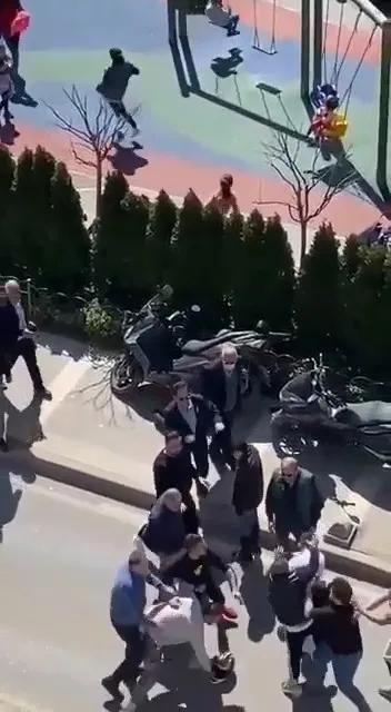uskudarda-2-kalabalik-grup-cadde-ortasinda-birbirine-girdi-tekmelerin-ve-yumruklarin-havada-ucustugu-kavga-kam-1649667354500.jpg Üsküdar’da 2 kalabalık grup cadde ortasında birbirine girdi! Tekmelerin ve yumrukların havada uçuştuğu kavga kamerada - 2
