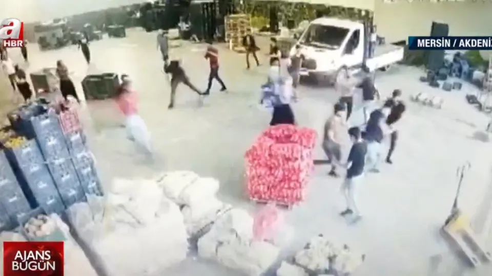 Mersin’de sebze halinde kavga kamerada! 4 kişi yaralandı