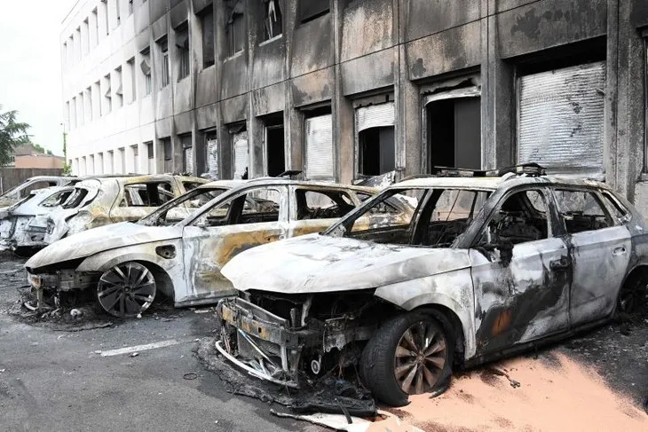 Fransa'da büyük isyan! Araçları alev topuna çevirdiler! 5 günlük sokağa çıkma yasağı