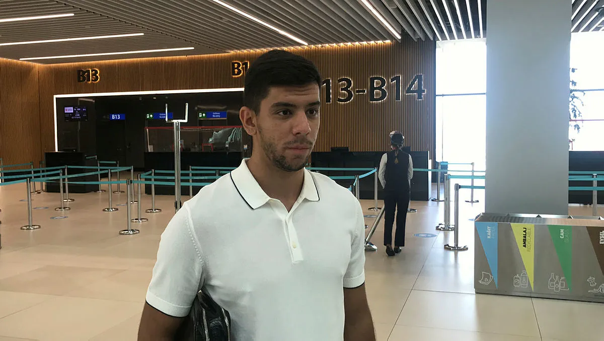 Cenk Özkaçar resmen Lyon'da