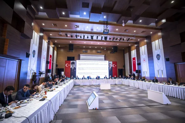 Son dakika: İçişleri Bakanı Süleyman Soylu gösterdiği kırmızı dosyayı açtı: 74 belediyeye terör soruşturması! İBB’de 1668 kişi terör bağlantılı