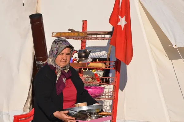 1677047742078.jpg Enkazdan alıp çadırlarına astılar! Depremzede ailenin bayrak hassasiyeti herkesi duygulandırdı - 4