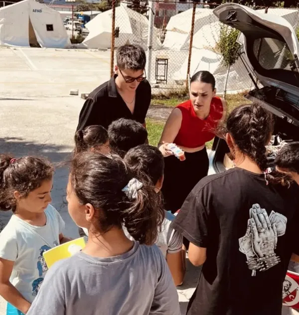Atakan Özkaya ve Asena Girişken bayramda deprem bölgesinde! Çocuklarla bir araya geldiler