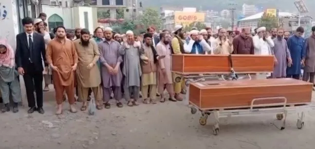 PAKİSTAN’DA HAYATLARINI KAYBEDENLER İÇİN CENAZE TÖRENİ