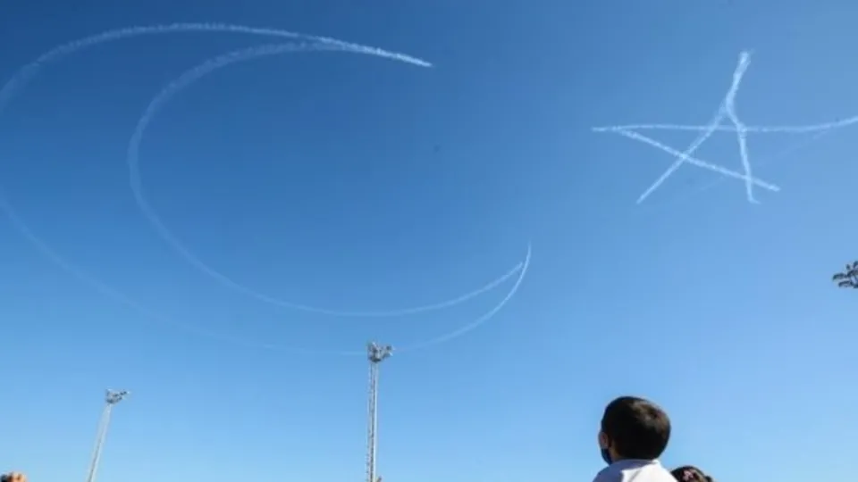 TEKNOFEST'te Türk Yıldızları'ndan görkemli gösteri! Bir yaka heyecanla izledi