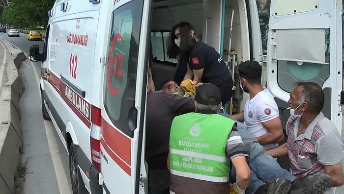 Beyoğlu'nda çöp kamyonundan düşen işçi yaralandı - 2