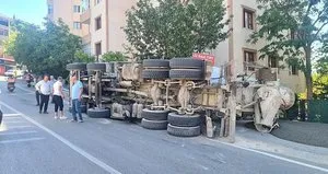 Virajı alamayan beton mikseri devrildi! 2 yaralı