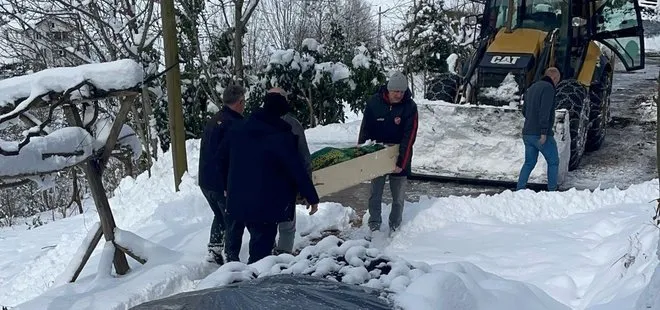 Rize'de cenaze iş makinesi ile taşındı