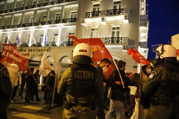 Yunanistan’da halk sokaklara döküldü