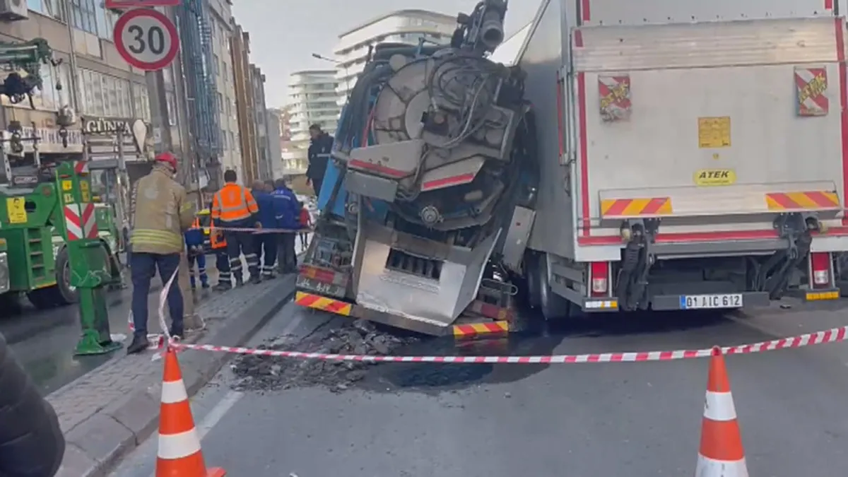 Güngören'de yol çöktü: 2 kamyon mahsur kaldı