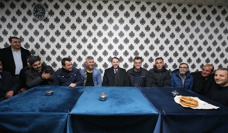 1577488751361.jpg Berat Albayrak, Van'da esnafla bir araya geldi - 2