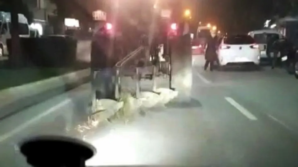 Sakarya'da trafikte görenler şaşkınlığını gizleyemedi! Tarlayı değil yolu sürdü