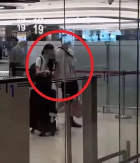 dunyanin-konustugu-olay-6-aydir-kayip-esini-havalimaninda-gordu-olanlar-oldu-1660567810107.jpg Dünyanın konuştuğu olay! 6 aydır kayıp eşini havalimanında gördü olanlar oldu - 6