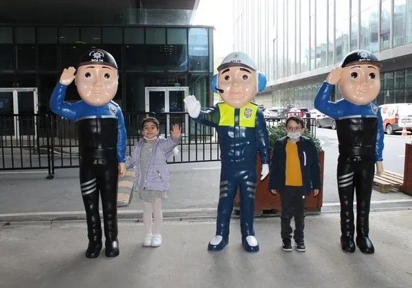 Son dakika: Yola çıkacaklar dikkat! Trafikte yeni dönem: 3 boyutlu polis arabaları yolları bekleyecek