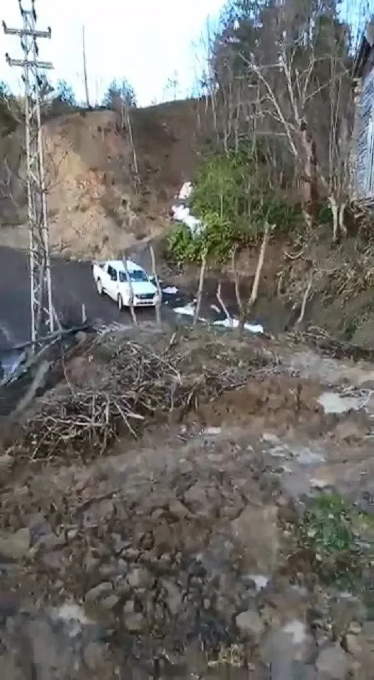 kastamonuda-heyelan-yollar-kapandi-agaclar-bile-suruklendi-1649319254844.jpg Kastamonu’da heyelan: Yollar kapandı, ağaçlar bile sürüklendi - 2