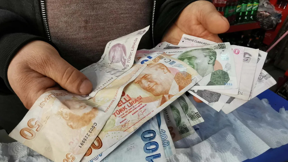 Sultangazi'de market sahibinin uyuduğunu fark eden çocuk sadaka kutusunu çaldı