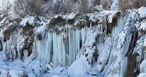 Erzincan’da Girlevik Şelalesi buz kesti