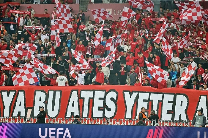 kuzeyin-firtinasi-sert-esti-samsunspor-dinamo-kievi-3-golle-maglup-etti-1761255873453.jpeg Fotoğraf (AA)