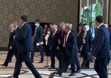 Başkan Erdoğan ve Vladimir Putin'den kol kola sohbet: Özbekistan'daki o anlar sosyal medyada gündem oldu