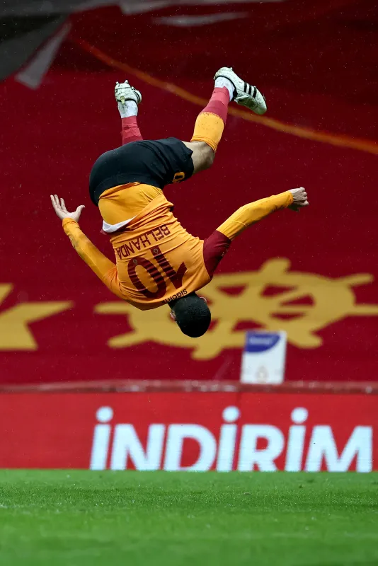 galatasarayli-belhandaya-irkcilik-yildiz-oyuncu-sert-tepki-gosterdi-1610401031657.jpg Galatasaraylı Belhanda'ya ırkçılık! Yıldız oyuncu sert tepki gösterdi - 1