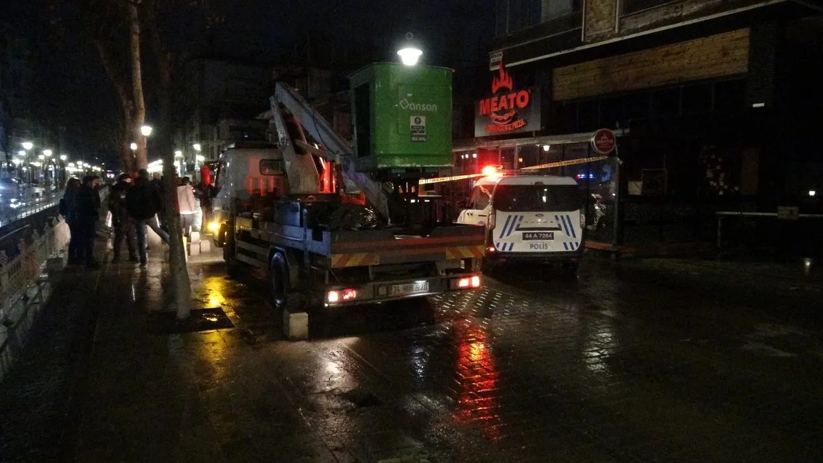 Malatya'da istinat duvarı çöktü: Bina tahliye edildi