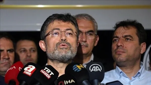 canakkalede-orman-yangini-havadan-ve-karadan-mudahale-suruyor-yerlesim-yerlerinden-tahliyeler-basladi-1689542988490.jpg Çanakkale'de orman yangını! Havadan ve karadan müdahale sürüyor: Köy halkı tahliye edildi