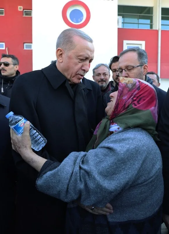 Başkan Recep Tayyip Erdoğan Gaziantep'te depremzedeleri ziyaret etti! Yanına gelen kadın sarılıp ağladı
