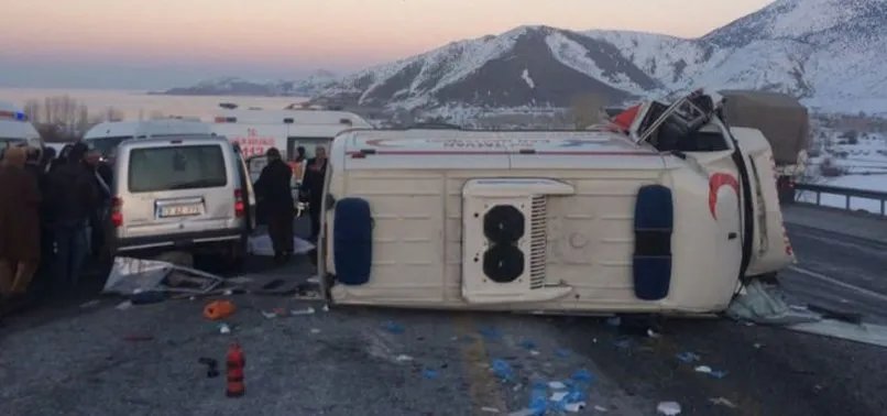 Ambulansla kamyonet çarpıştı: 4 ölü, 1 yaralı