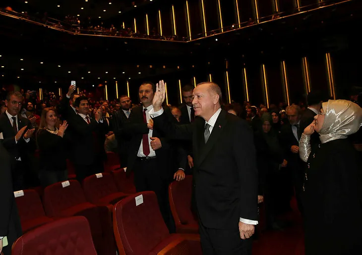 baskan-erdogan-leyla-ile-mecnun-tiyatro-oyununu-izledi-1577995267133.jpg Başkan Erdoğan, "Leyla ile Mecnun" tiyatro oyununu izledi - 1