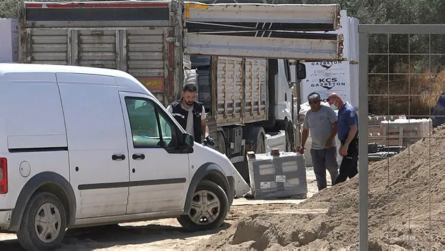 aydinda-kamyon-soforunun-feci-olumu-250-kiloluk-paletin-altinda-kaldi-1625038259527.jpg Aydın'da kamyon şoförünün feci ölümü! 250 kiloluk paletin altında kaldı - 1