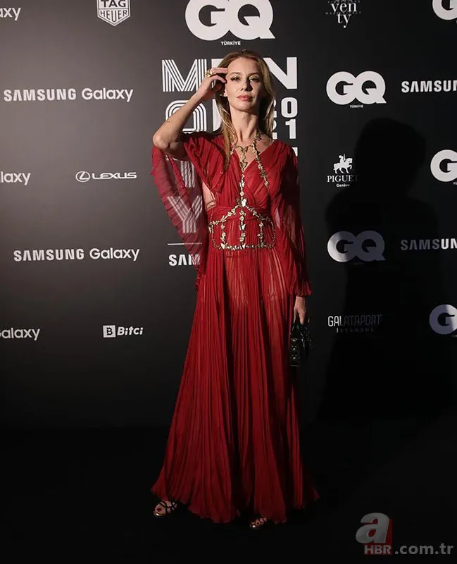 Sahnede fenalaşan Tuba Ünsal’ın bilinci kapandı! Apar topar hastaneye kaldırıldı 9