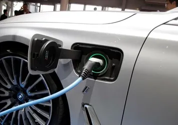 Paris'i elektrik çarptı!