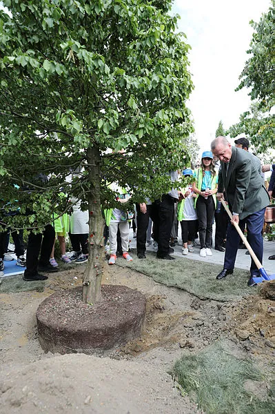 İstanbul’un fethinin coşkusu Atatürk Havalimanı Millet Bahçesi’nde yaşandı! İlk fidan Başkan Erdoğan’dan