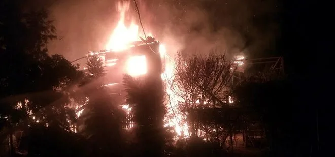 İstanbul'da 2 katlı ahşap bina alev alev yandı