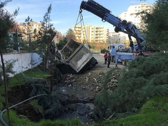 batmanda-okul-bahcesinde-olusan-dev-obruga-kamyon-dustu-1702668428708.jpg Batman’da okul bahçesinde oluşan dev obruğa kamyon düştü - 3