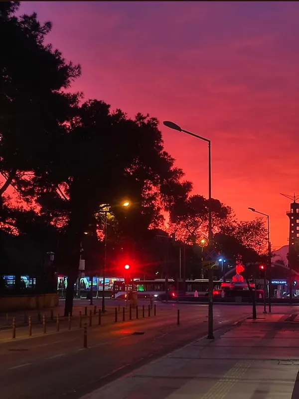 İzmir'de dehşete düşüren görüntüler! Güneş doğarken gökyüzü kızıla boyandı - 3