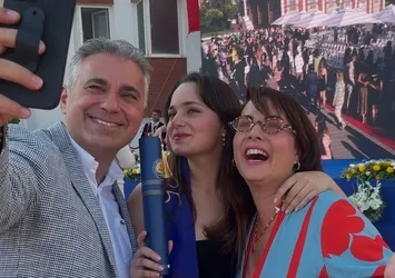Ünlü oyuncu Sevinç Erbulak'ın gurur günü: Kızı mezun oldu