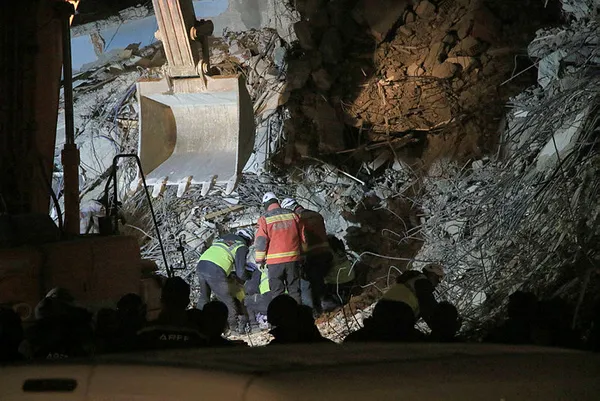 İşte yıkılan binalara dair ilk tespitler! Kullanılan betonlar hakkında çarpıcı iddia! Enkazları inceleyen isim A Haber’de açıkladı