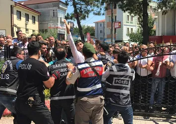 Sakarya'da büyük gerginlik! Yüzlerce kişi içeri girmek istedi