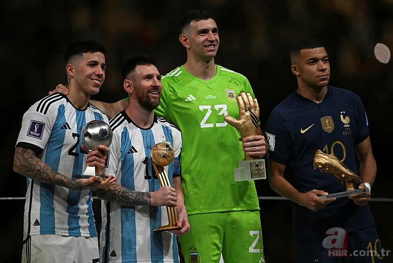 Arjantin'in kalecisi Emiliano Martinez'den büyük tepkiye neden olan bel altı hareket 1