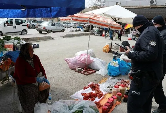 Sokağa çıkma yasağına uymayan yaşlı adamın polise cevabı şaşırttı - 3