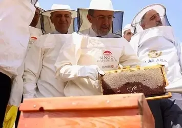 Bingöl'de ilk bal sağımını gerçekleştirdi