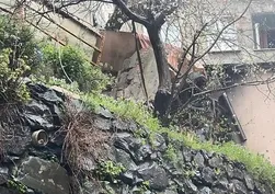 Kağıthane’de korkutan çökme! Araba hurdaya döndü
