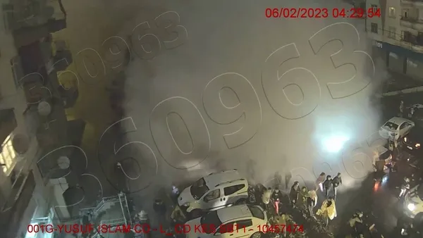 depremin-dehset-verici-goruntuleri-mobese-kameralarina-yansidi-bina-sokaga-cikan-insanlarin-uzerine-yikildi-1676225024154.jpg Depremin dehşet verici görüntüleri mobese kameralarına yansıdı: Bina sokağa çıkan insanların üzerine yıkıldı - 5