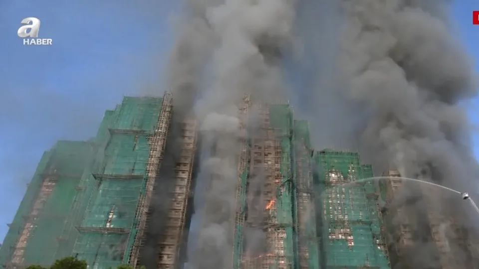 Hong Kong’da gökdelen alevlere teslim oldu