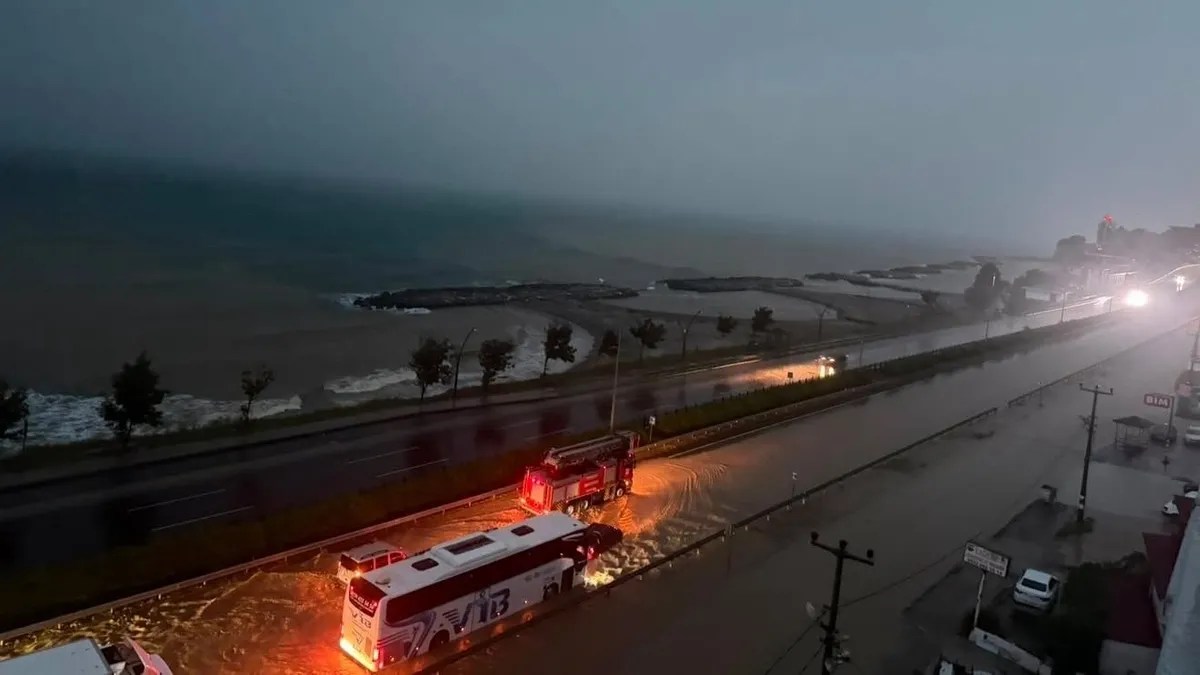 Sağanak yağış Karadeniz Sahil Yolu'nu suyla doldurdu