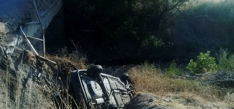İzmir‘de otomobil köprüden uçtu